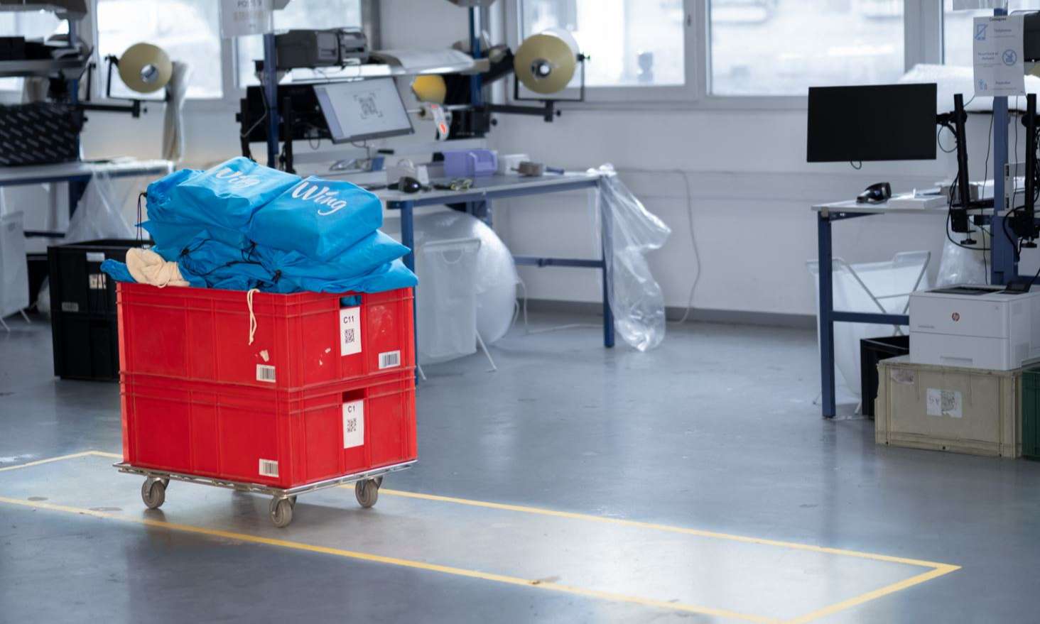 Les bacs gerbables sur plateau à roulettes sont essentiels pour votre entrepôt