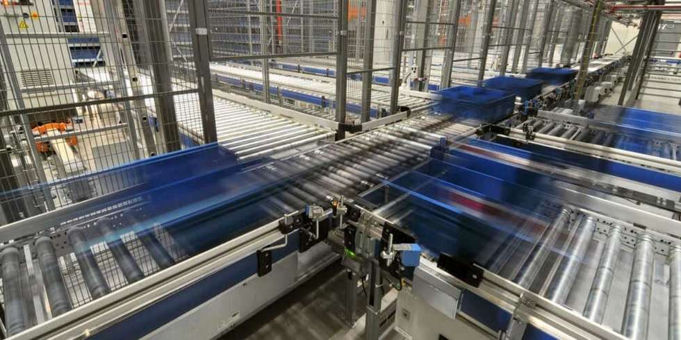 Le convoyeur à rouleaux motorisés permet d'acheminer des colis grandes tailles