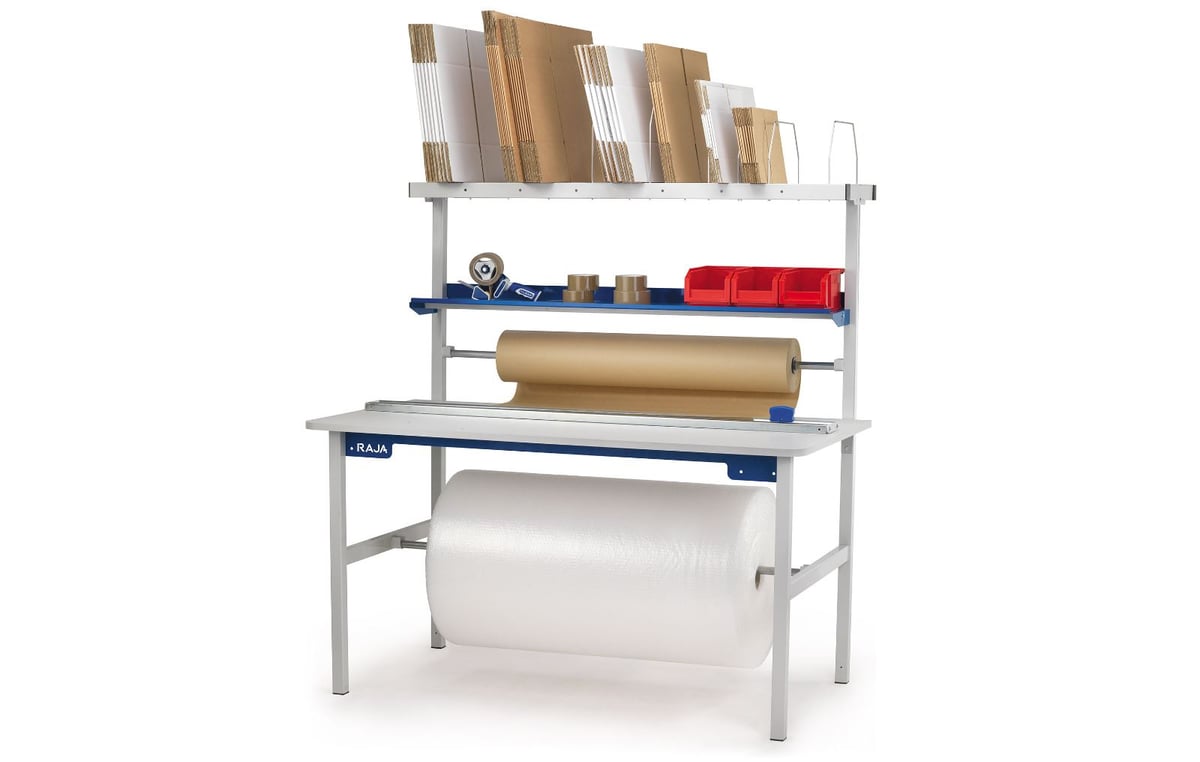 Un poste d'emballage est composé d'un plan de travail plat, d'étagères, etc.